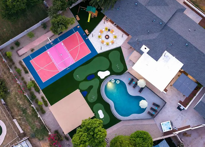 Golf Simulator Pool Sports Court Sleeps 24 *