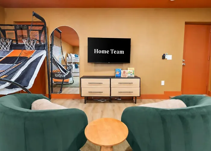 Golf Simulator Pool Sports Court Sleeps 24 *