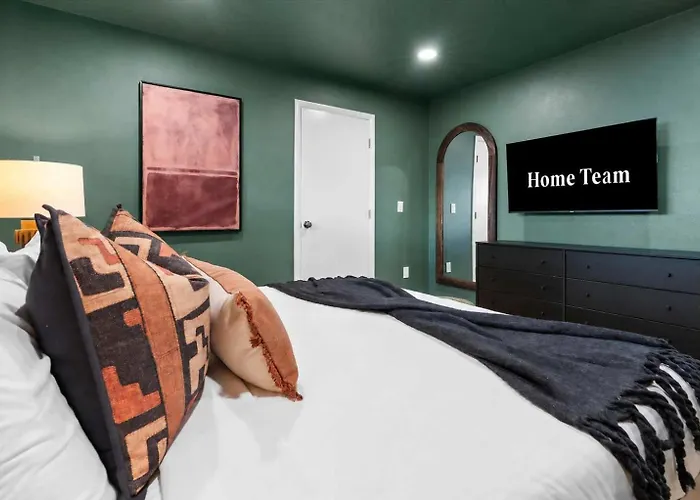 Holiday home Golf Simulator Pool Sports Court Sleeps 24